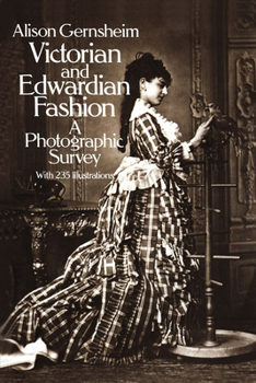 Paperback Victorian and Edwardian Fashion: A Photographic Survey Book