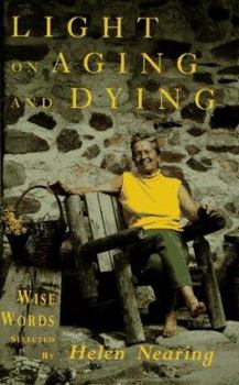 Hardcover Light on Aging and Dying: Wise Words Selected by Helen Nearing [Large Print] Book