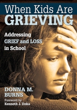 Paperback When Kids Are Grieving: Addressing Grief and Loss in School Book