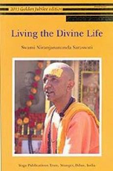 Paperback Living the divine life [Paperback] [Aug 01, 2012] Swami Niranjanananda Saraswati Book
