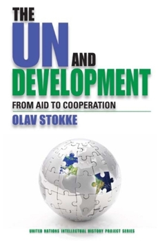 Paperback The UN and Development: From Aid to Cooperation Book
