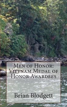 Paperback Men of Honor: Vietnam Medal of Honor Awardees Book