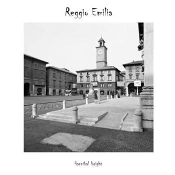 Paperback Reggio Emilia [Italian] Book