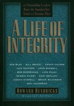 Paperback A Life of Integrity: 13 Outstanding Leaders Raise the Standard for Today's Christian Men Book