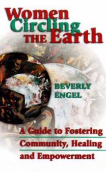 Paperback Women Circling the Earth: A Guide to Fostering Community, Healing and Empowerment Book