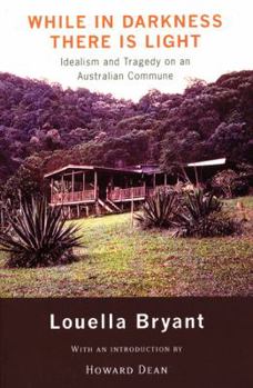 Paperback While in Darkness There Is Light: Idealism and Tragedy on an Australian Commune Book