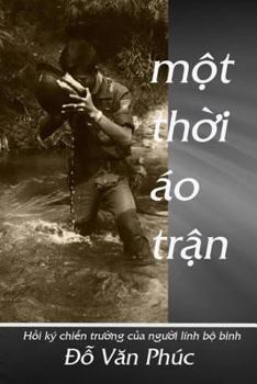 Paperback Memoirs of a Soldier: Mot Thoi Ao Tran [Vietnamese] Book