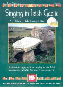 Paperback Singing in Irish Gaelic: A Phonetic Approach to Singing in the Irish Language, Suitable for Non-Irish Speakers [With CD] Book