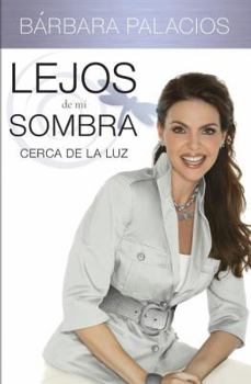 Paperback Lejos de Mi Sombra: Cerca de La Luz [Spanish] Book