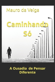 Paperback Caminhando Só: A Ousadia de Pensar Diferente (Portuguese Edition) [Portuguese] Book