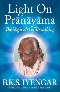Paperback Light on Prãnãyãma: The Yogic Art of Breathing Book