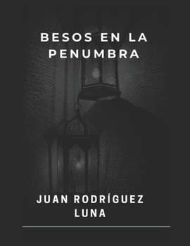 Paperback Besos En La penumbra [Spanish] Book