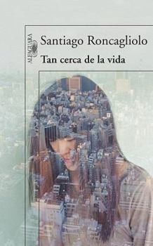 Paperback Tan Cerca de la Vida = So Close to Life [Spanish] Book