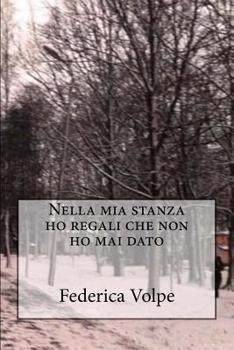Paperback Nella mia stanza ho regali che non ho mai dato [Italian] Book
