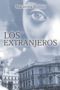 Paperback Los extranjeros [Spanish] Book