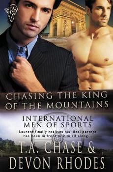 Paperback International Men of Sports: Chasing the King of the Mountains Book