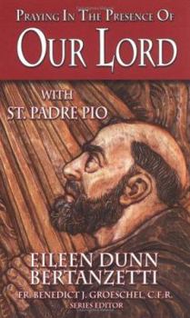 Paperback Praying in the Presence of Our Lord with St. Padre Pio Book