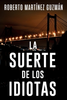 Paperback La suerte de los idiotas [Spanish] Book