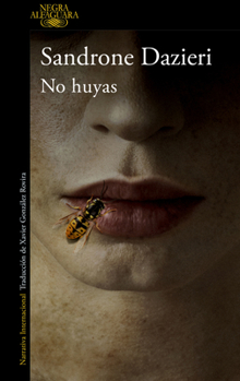 Paperback No Huyas / Don't Run Away [Spanish] Book
