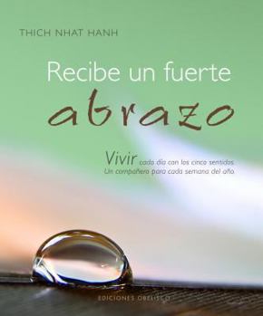 Hardcover Recibe un Fuerte Abrazo: Vivir Cada Dia Con los Cinco Sentidos. Un Companero Para Cada Semana del Ano. [Spanish] Book