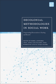 Paperback Decolonial Methodologies in Social Work: Foregrounding Pluriversalism in Teaching and Research Book