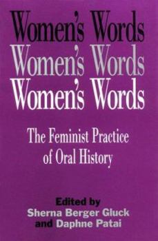 Paperback Women's Words: The Feminist Practice of Oral History Book