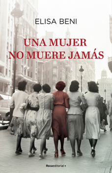 Hardcover Una Mujer No Muere Jamás/ A Woman Never Dies [Spanish] Book