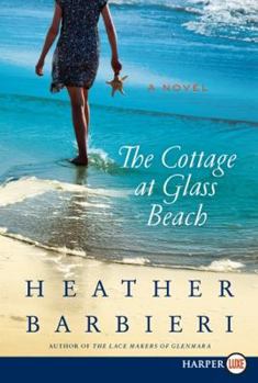 Paperback The Cottage at Glass Beach [Large Print] Book