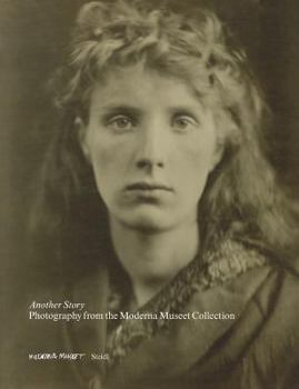 Hardcover En annan historia / Another Story: Fotografi ur Moderna Museets samling / Photography from the Moderna Museet Collection (English and Swedish Edition) Book