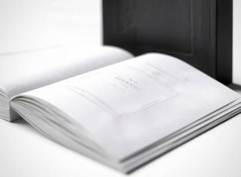 Paperback Chanel: Livre d'Artistes Book