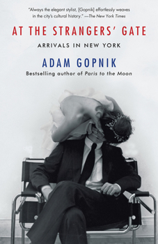 Paperback At the Strangers' Gate: Arrivals in New York Book
