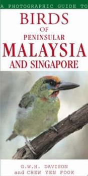 Paperback A Photographic Guide to Birds of Peninsular Malaysia and Singapore. G.W.H. Davison Book