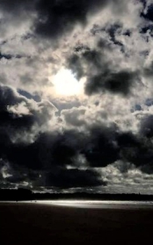 Paperback The sky's grey Book