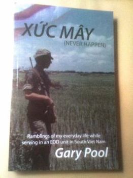 Paperback Xuc May (Never Happen) Book