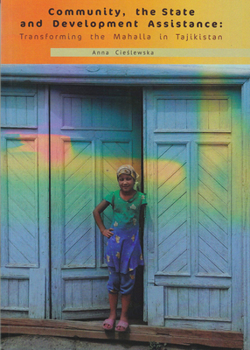 Paperback Community, the State and Development Assistance: Transforming the Mahalla in Tajikistan Book