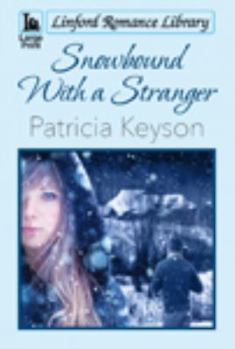 Paperback Snowbound with a Stranger [Large Print] Book