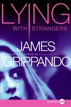 Paperback Lying with Strangers [Large Print] Book