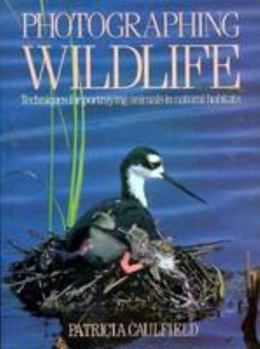 Paperback Photographing Wildlife Book