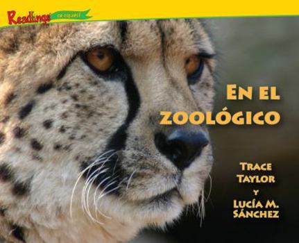 Paperback En el Zoologico = At the Zoo [Spanish] Book