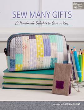 Paperback Sew Many Gifts: 19 Handmade Delights to Give or Keep Book