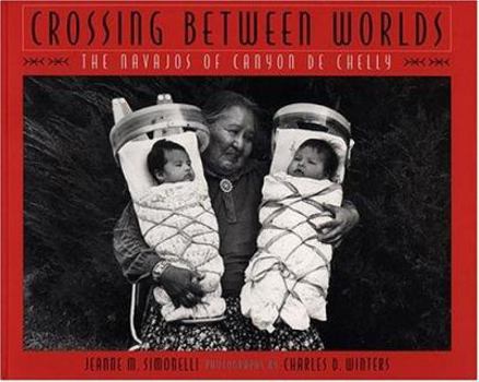 Paperback Crossing Between Worlds: The Navajos of Canyon de Chelly Book