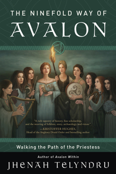 Paperback The Ninefold Way of Avalon: Walking the Path of the Priestess Book