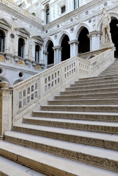Paperback Staircase in Venice Italy Journal: 150 Page Lined Notebook/Diary Book