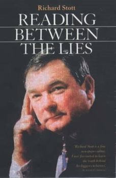 Hardcover Reading Between the Lies: Secrets Behind the Headlines from Fleet Street's Number One Editor Book