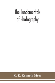 Paperback The fundamentals of photography Book