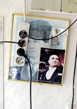 Hardcover Mine Dal: Everybody's Atatürk Book