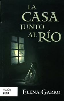 Paperback La Casa Junto Al Rio [Spanish] Book