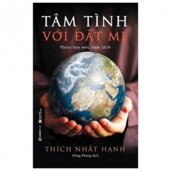 Paperback Earth Our Mother [Vietnamese] Book