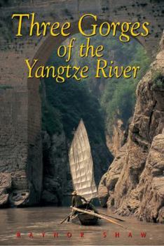 Paperback Three Gorges of the Yangtze River: Chongqing to Wuhan Book