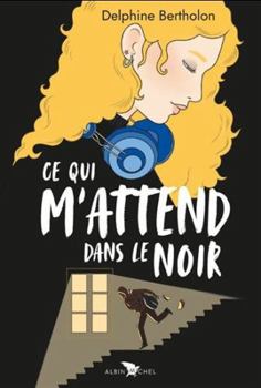 Paperback Ce qui m'attend dans le noir [French] Book